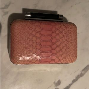 DVF clutch